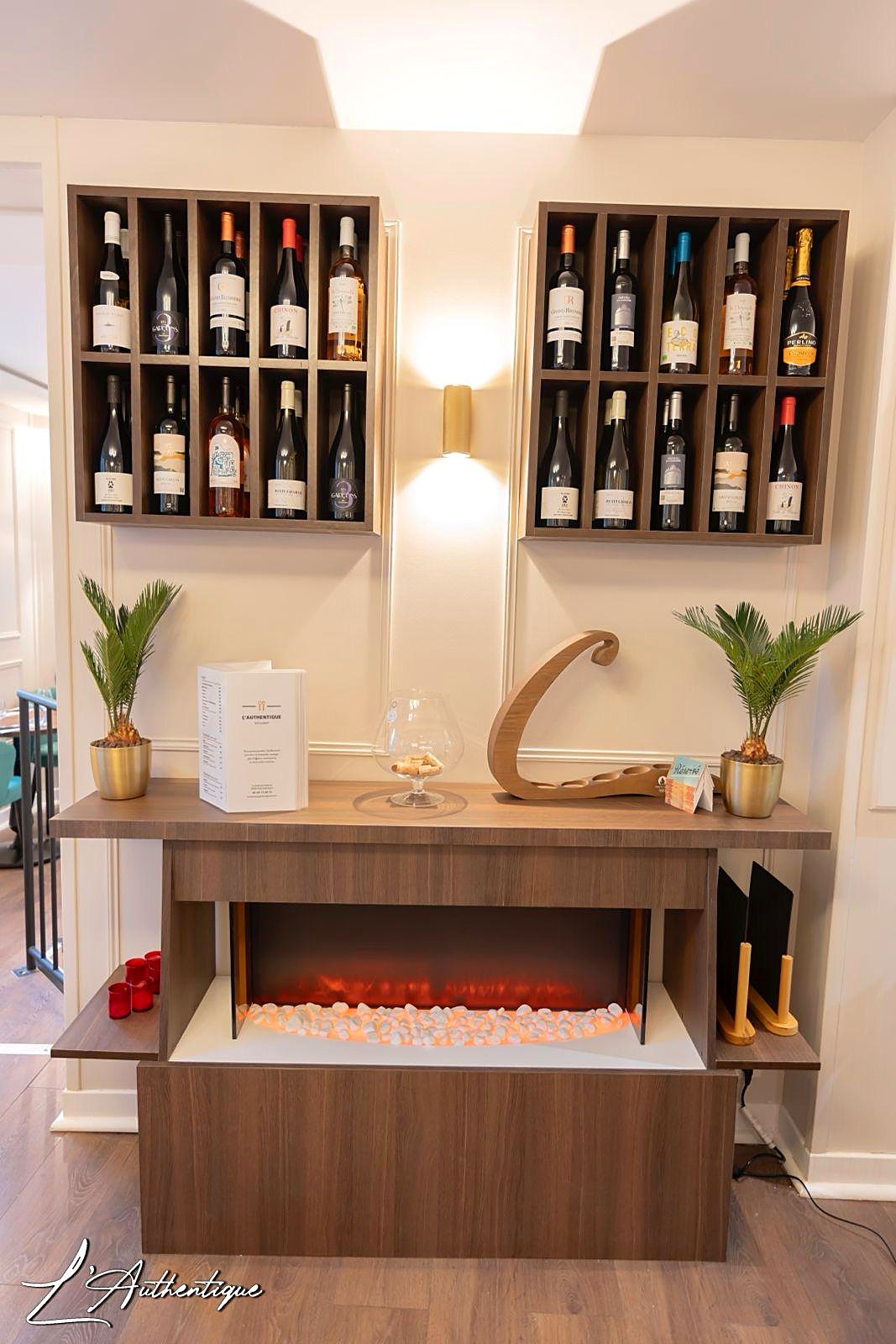 Coin cheminée et cave à vins