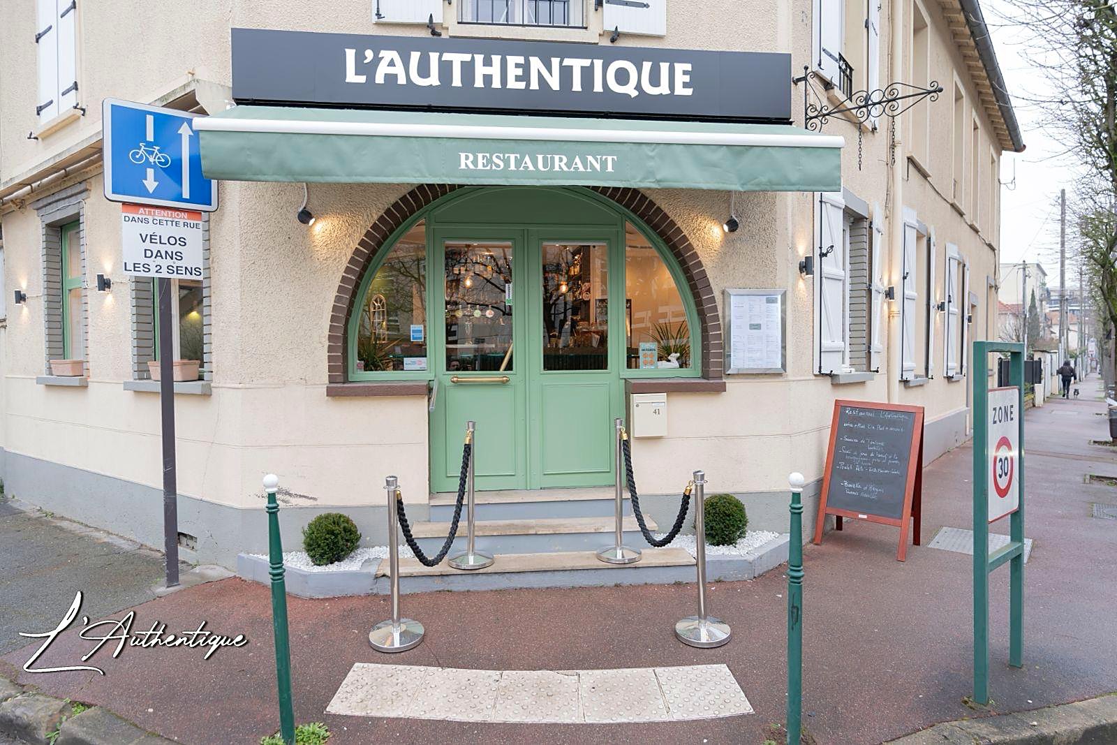 Façade de L'Authentique au crépuscule à Rueil-Malmaison