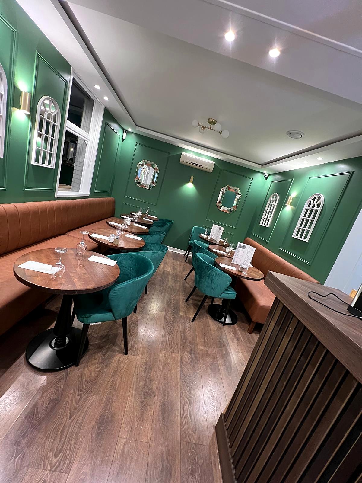 Salon vert avec banquettes